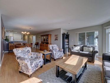 Kitchen Photo of 103 5470 Inlet Avenue, Sechelt, BC