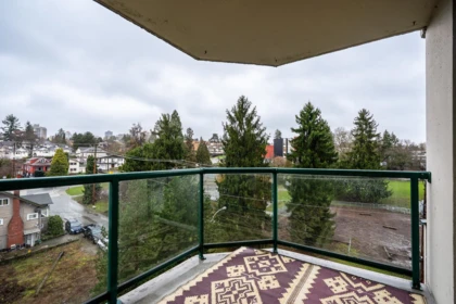 Garden / Landscaping Photo of 806 121 Tenth Street, New Westminster, BC
