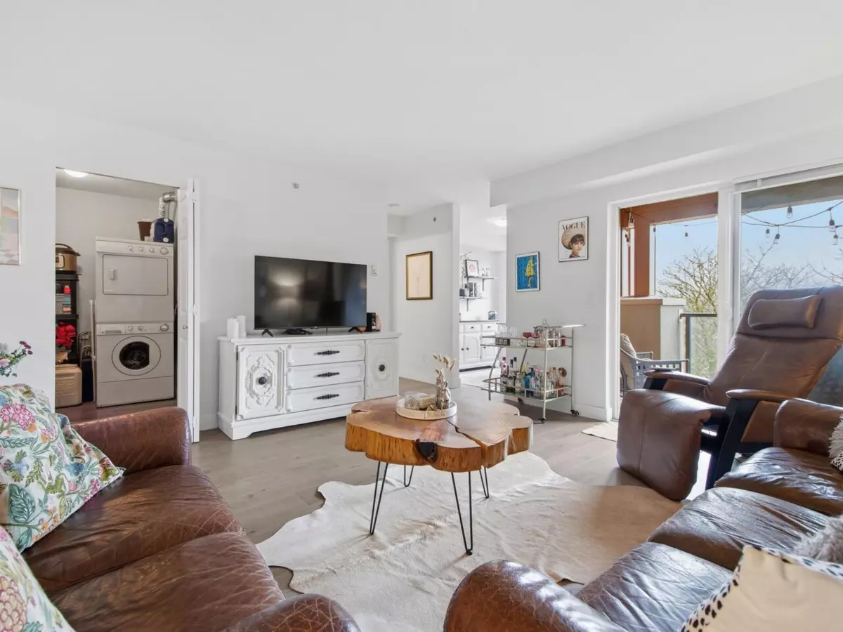 Living Room Photo of 1414 248 Sherbrooke Street, New Westminster, BC