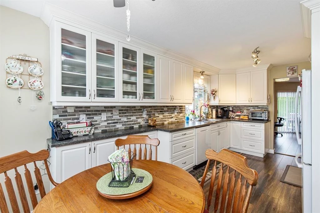 Family Room Photo of 31 32659 George Ferguson Way, Abbotsford, BC