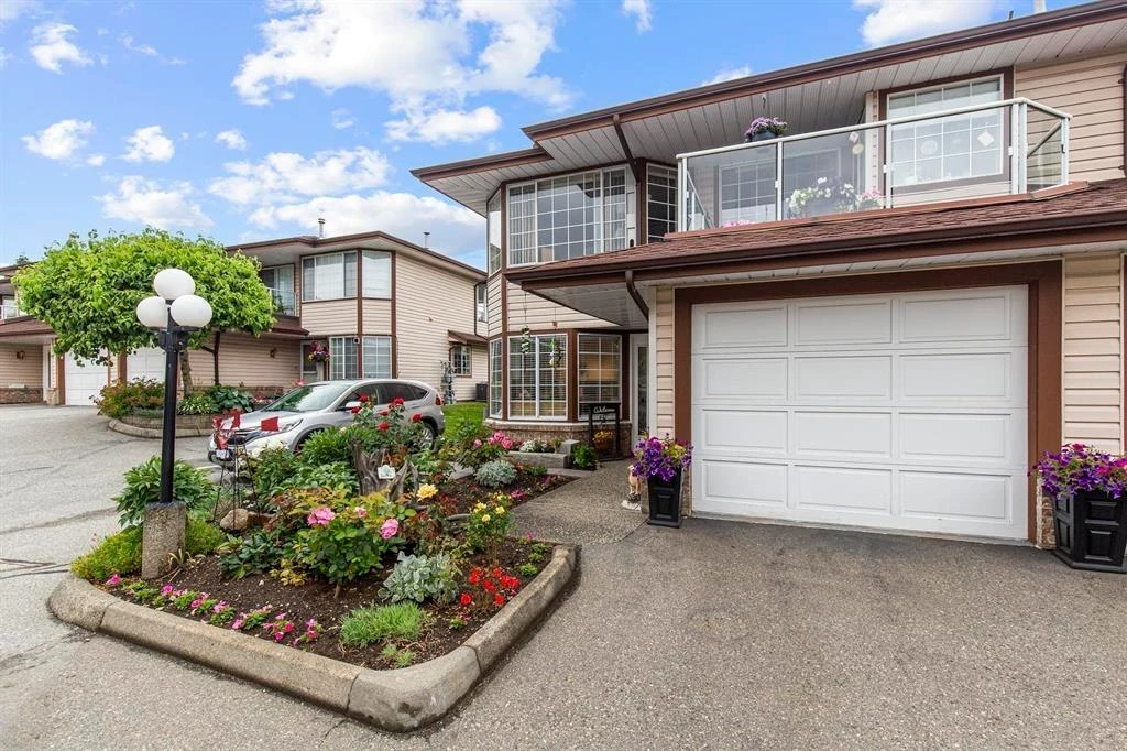 Living Room Photo of 31 32659 George Ferguson Way, Abbotsford, BC