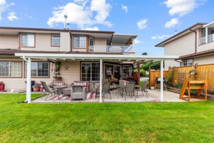 Front Yard Photo of 31 32659 George Ferguson Way, Abbotsford, BC