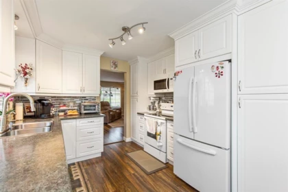 Kitchen Island Photo of 31 32659 George Ferguson Way, Abbotsford, BC