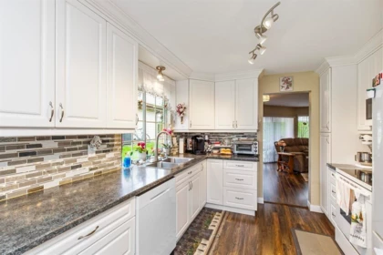 Kitchen Photo of 31 32659 George Ferguson Way, Abbotsford, BC
