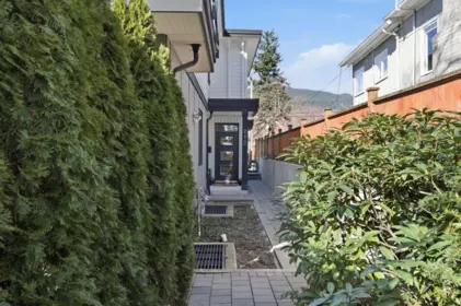 212 E 18th Street, North Vancouver, BC, North Vancouver — Half Duplex for sale