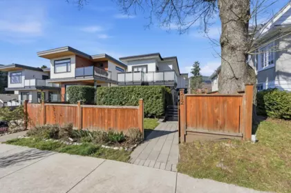 212 E 18th Street, North Vancouver, BC, North Vancouver — Half Duplex for sale