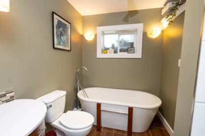 Guest Bathroom Photo of 5930 Shoal Way, Sechelt, BC
