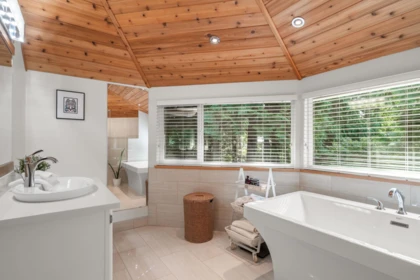 Guest Bathroom Photo of 13247 17a Avenue, Surrey, BC