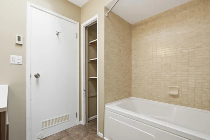 Guest Bathroom Photo of 33394 Heather Avenue, Mission, BC