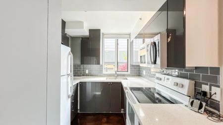 Kitchen Photo of 506 488 Helmcken Street, Vancouver, BC