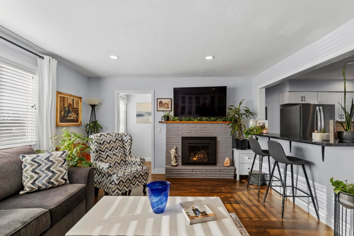 Living Room Photo of 33469 5 Avenue, Mission, BC