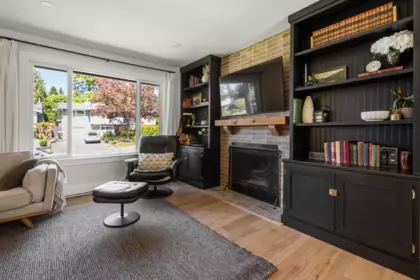 Kitchen Island Photo of 35360 Selkirk Avenue, Abbotsford, BC