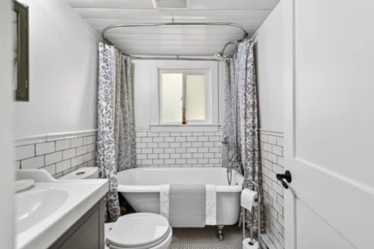 Guest Bathroom Photo of 1905 Lower Road, Roberts Creek, BC