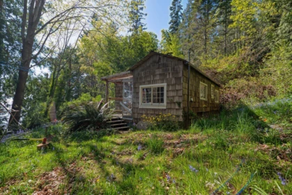 Hot Tub / Spa Photo of 1905 Lower Road, Roberts Creek, BC