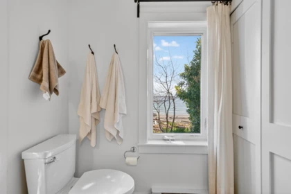 Powder Room Photo of 1905 Lower Road, Roberts Creek, BC
