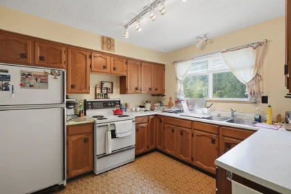 Kitchen Photo of 28595 Dewdney Trunk Road, Maple Ridge, BC