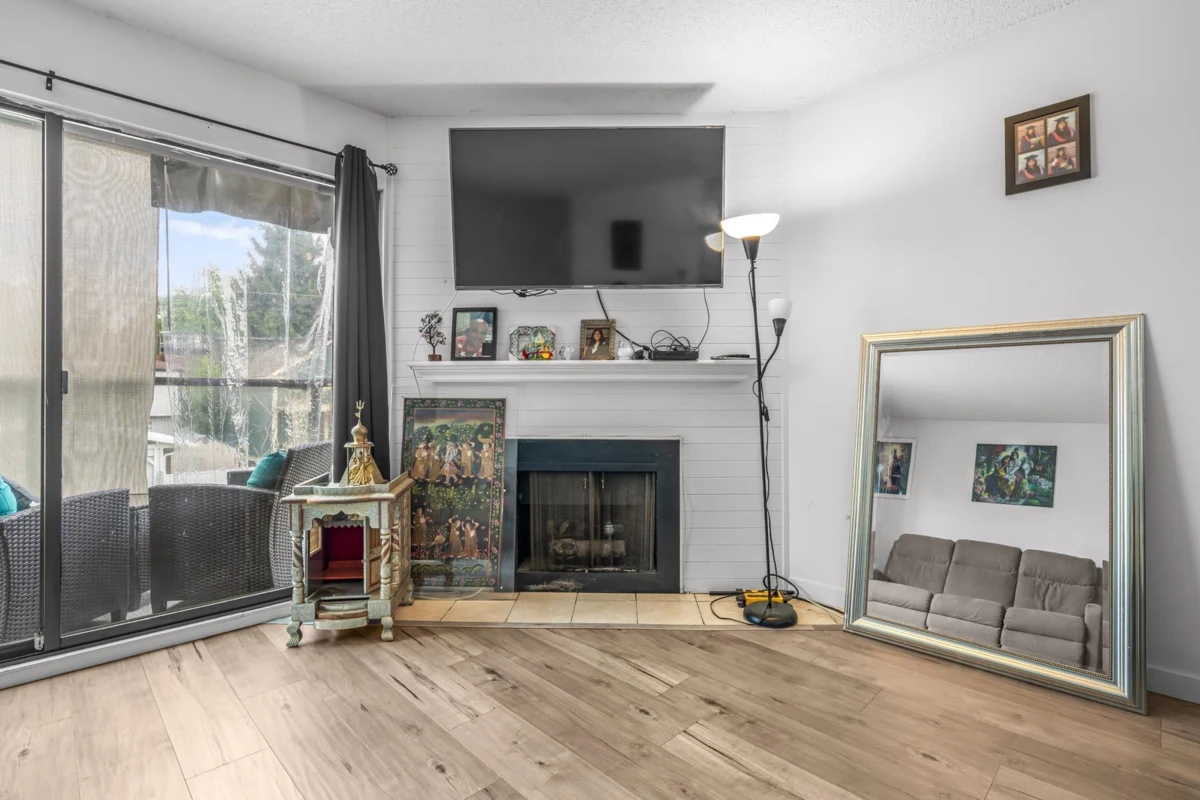 Dining Area Photo of 301 315 Tenth Street, New Westminster, BC