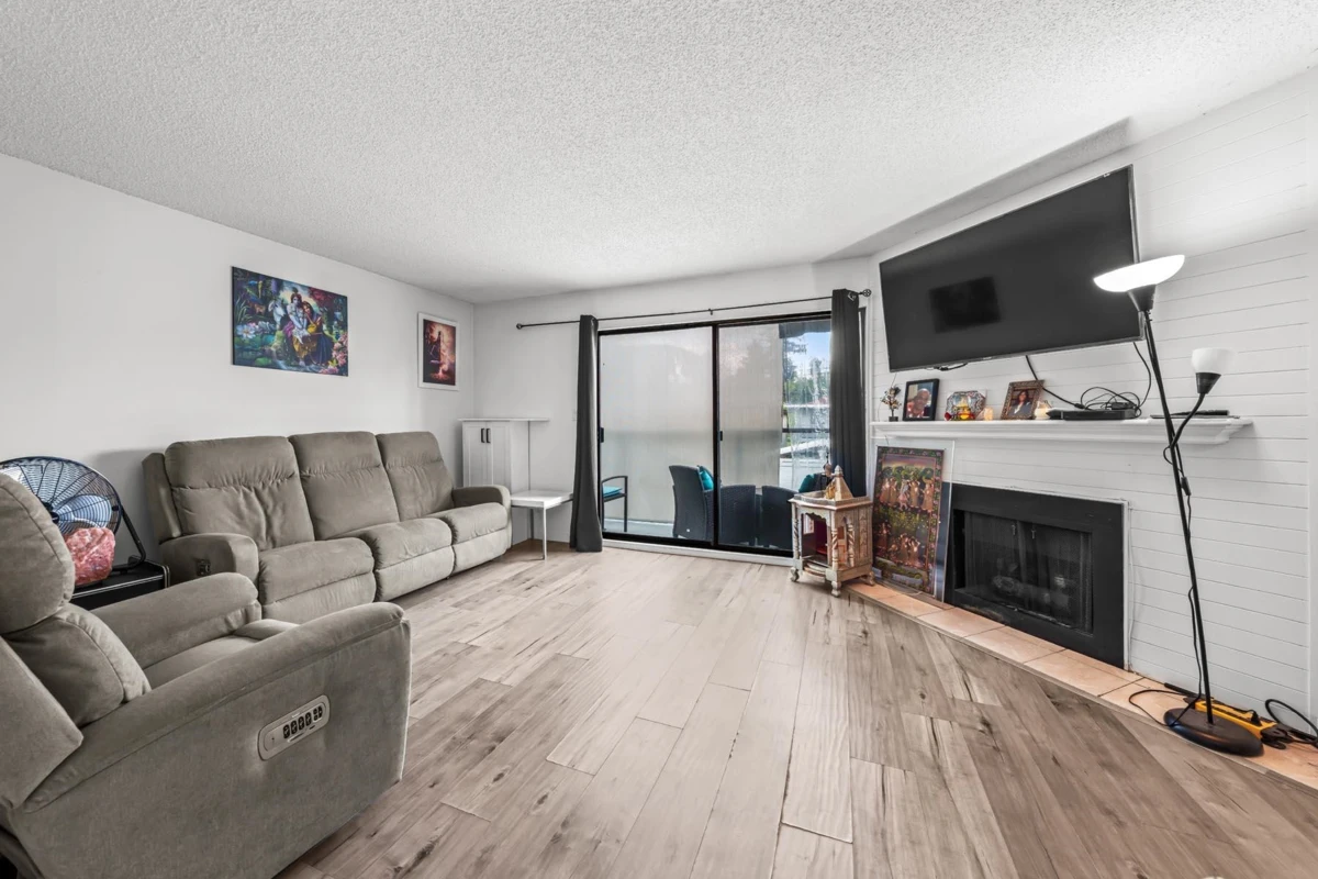 Family Room Photo of 301 315 Tenth Street, New Westminster, BC