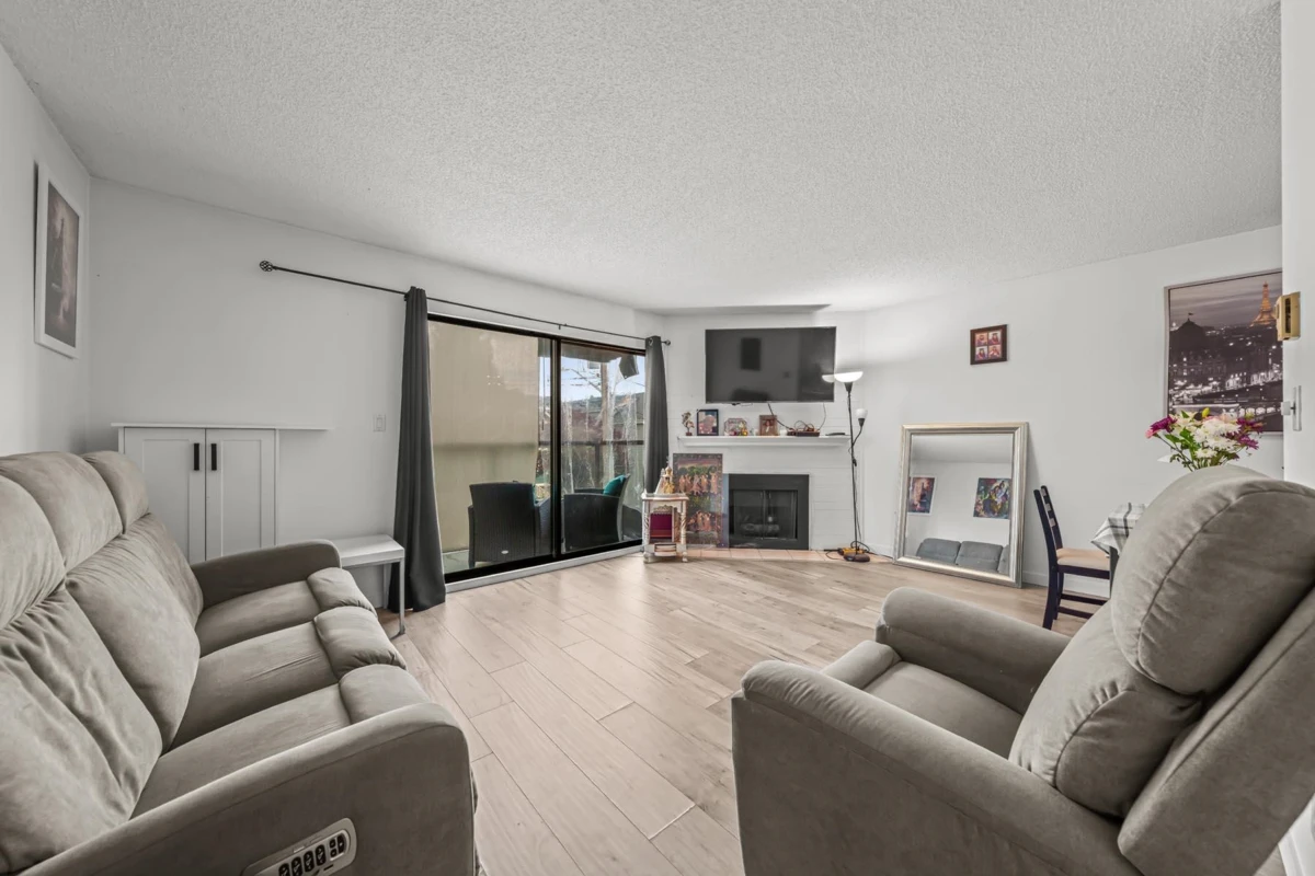Living Room Photo of 301 315 Tenth Street, New Westminster, BC