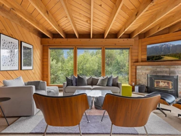 Kitchen Island Photo of 7320 Macrae Road, Pemberton, BC