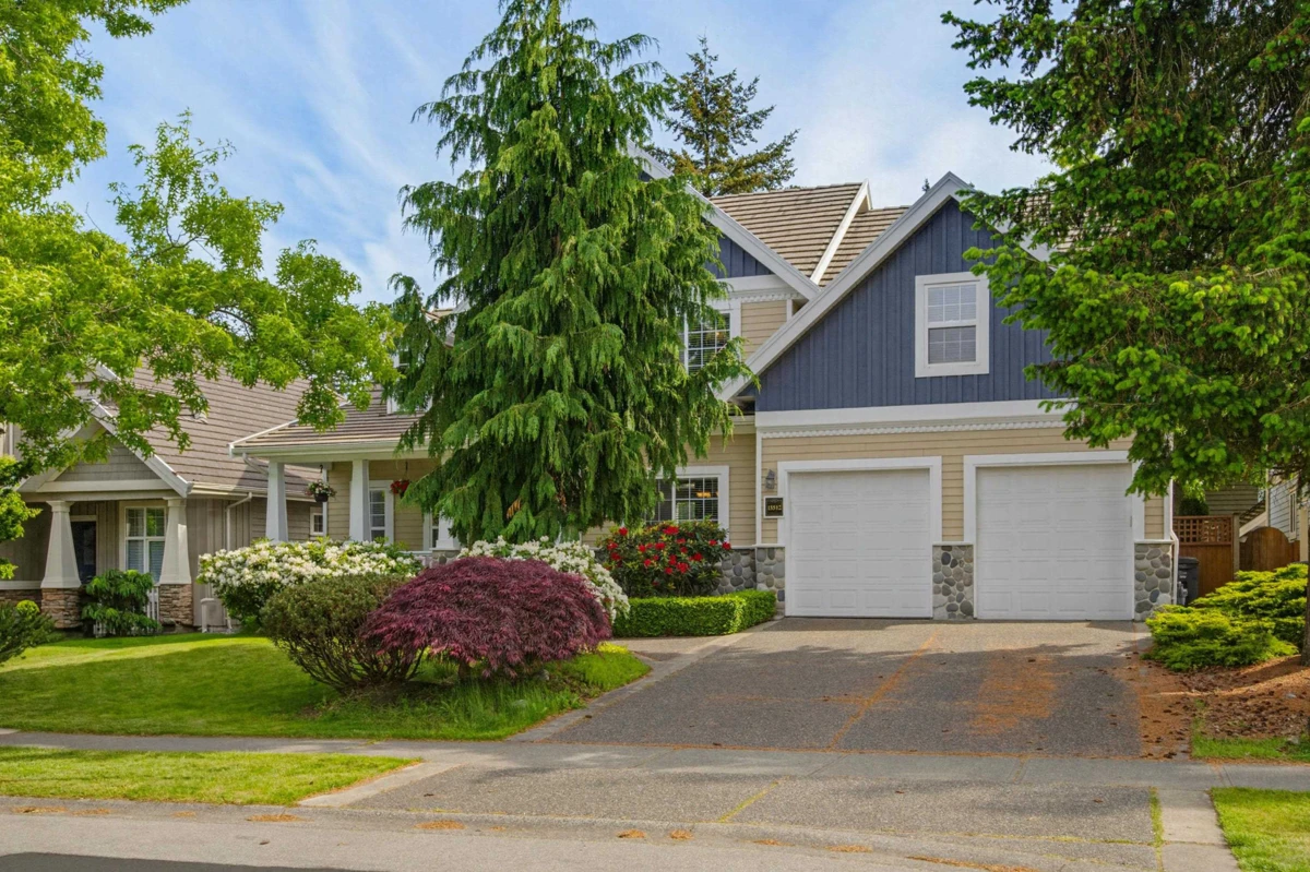 Living Room Photo of 15512 37a Avenue, Surrey, BC