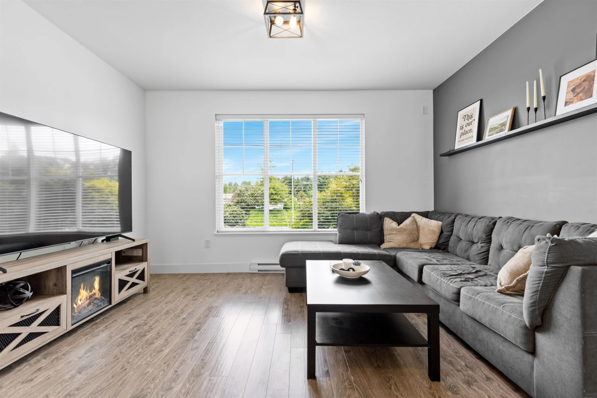 Dining Area Photo of 36 16228 16 Avenue, Surrey, BC