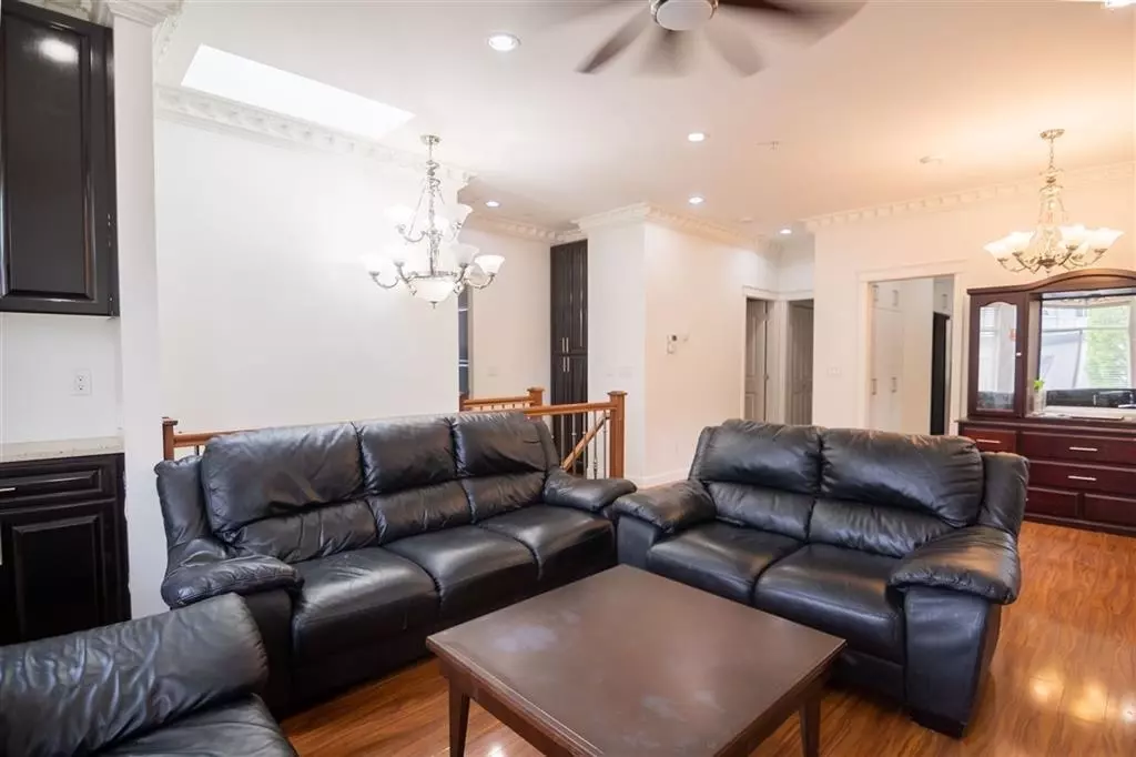 Family Room Photo of 728 E 49th Avenue, Vancouver, BC
