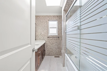 Guest Bathroom Photo of 638 E 61st Avenue, Vancouver, BC