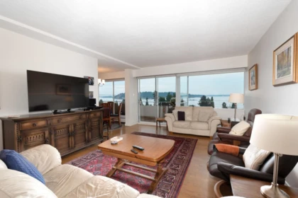 Kitchen Photo of 503 1730 Duchess Avenue, West Vancouver, BC