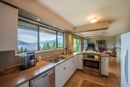 Breakfast Nook Photo of 6950 Porpoise Drive, Sechelt, BC