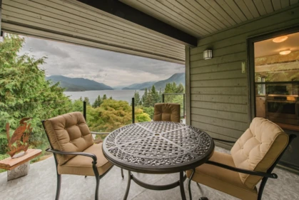 6950 Porpoise Drive, Sechelt, BC, Sechelt — Single Family Residence for sale