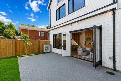 Backyard Photo of 2 3271 E Georgia Street, Vancouver, BC