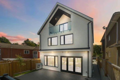 Hot Tub / Spa Photo of 2 3271 E Georgia Street, Vancouver, BC
