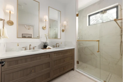 Guest Bathroom Photo of 4 3874 Winlake Crescent, Burnaby, BC