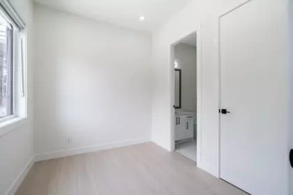 Primary Bathroom Photo of 102 10721 157 Street, Surrey, BC