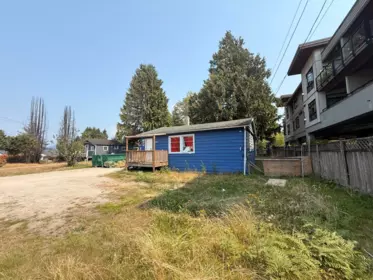 5686 Wharf Avenue, Sechelt, BC, Sechelt — Single Family Residence for sale