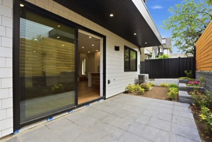 Entry Foyer Photo of 2 2438 E 20th Avenue, Vancouver, BC