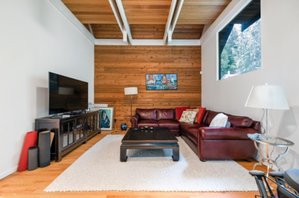 Kitchen Island Photo of 5344 Cliffridge Avenue, North Vancouver, BC