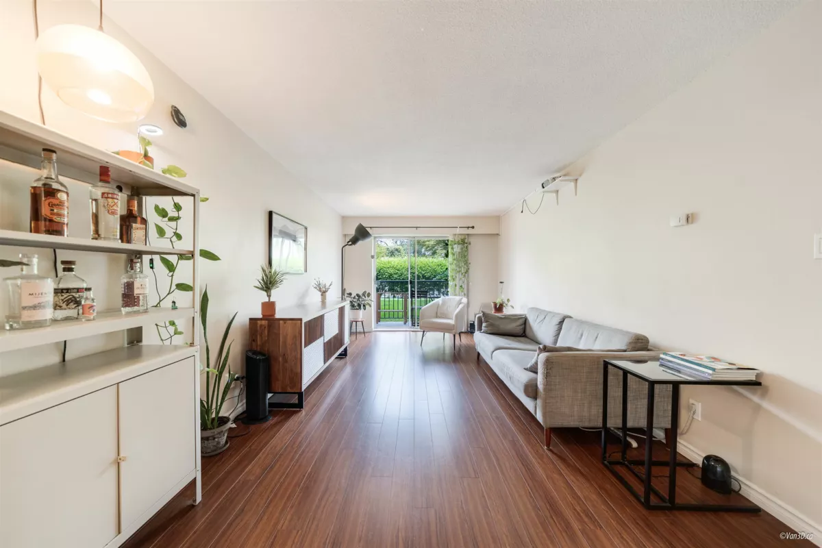 Living Room Photo of 116 36 E 14th Avenue, Vancouver, BC
