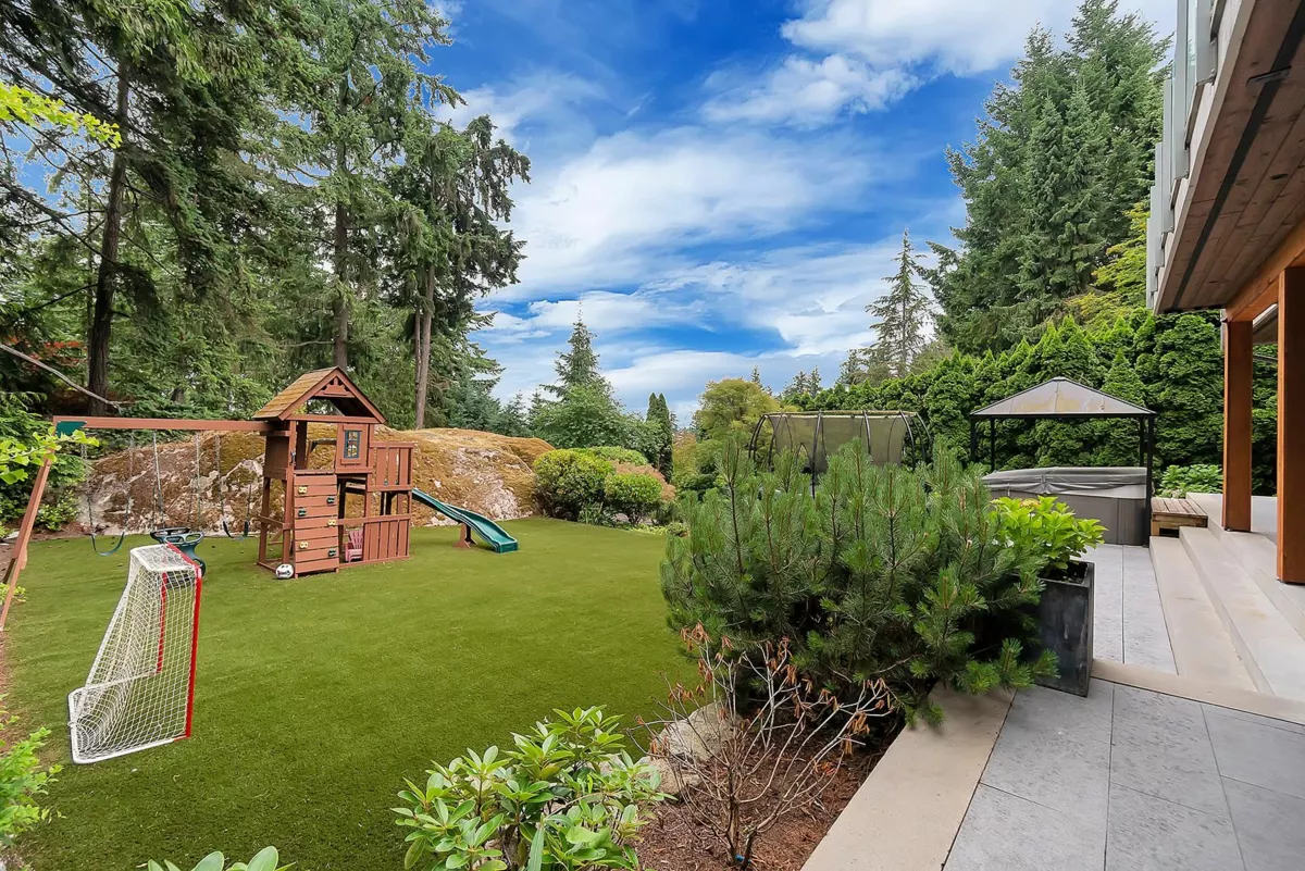 Fitness Center Photo Near 3706 Southridge Place, West Vancouver, BC