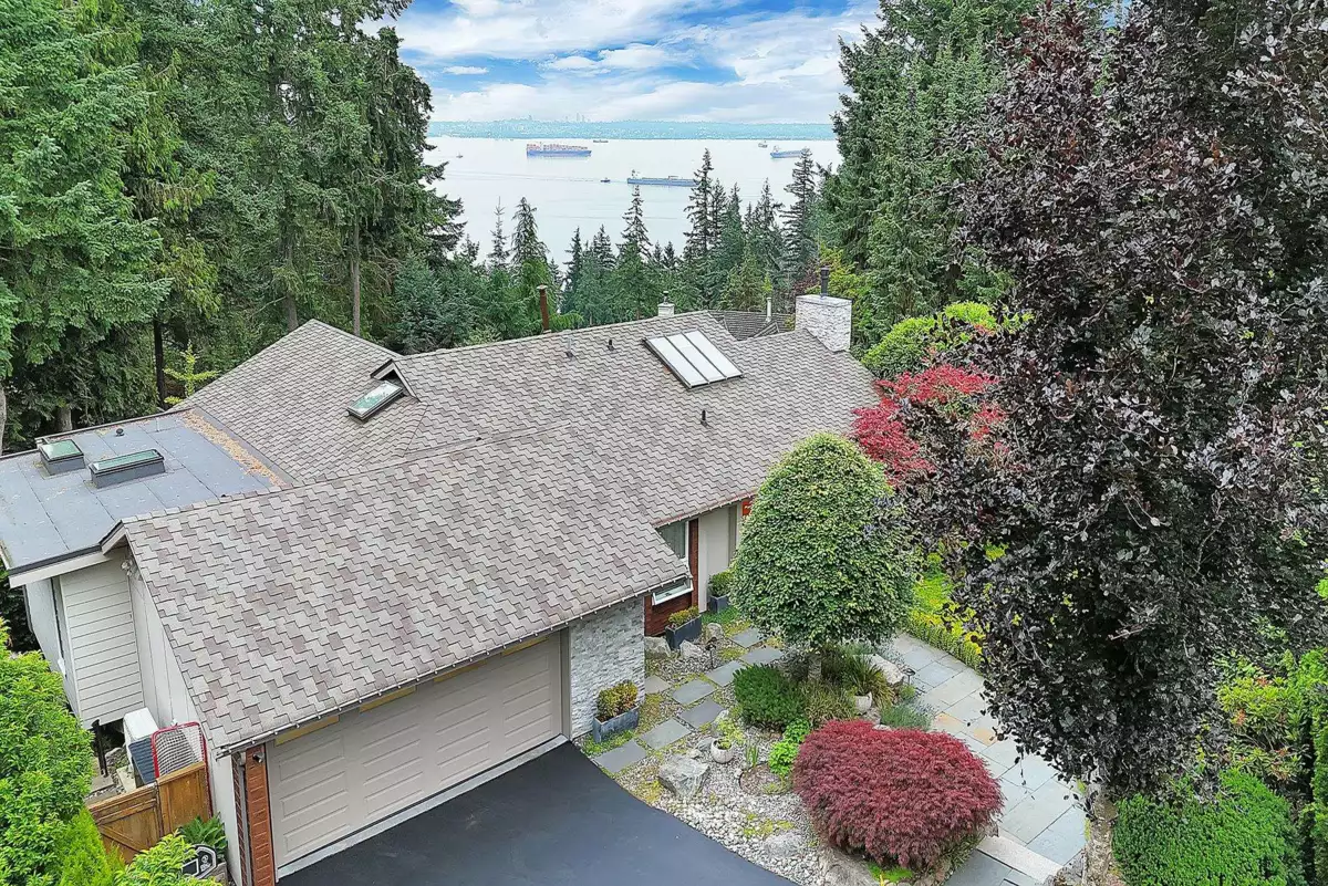 Guest Bathroom Photo of 3706 Southridge Place, West Vancouver, BC