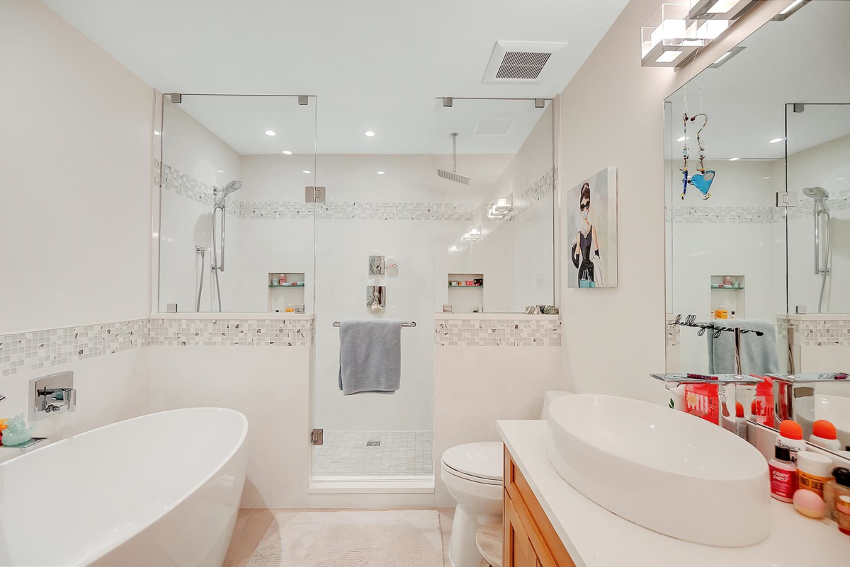 Swimming Pool Photo of 3706 Southridge Place, West Vancouver, BC