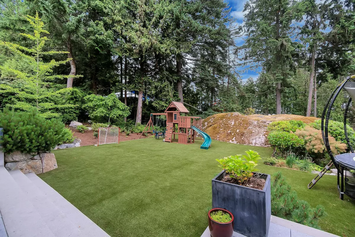 Walk-In Closet Photo of 3706 Southridge Place, West Vancouver, BC