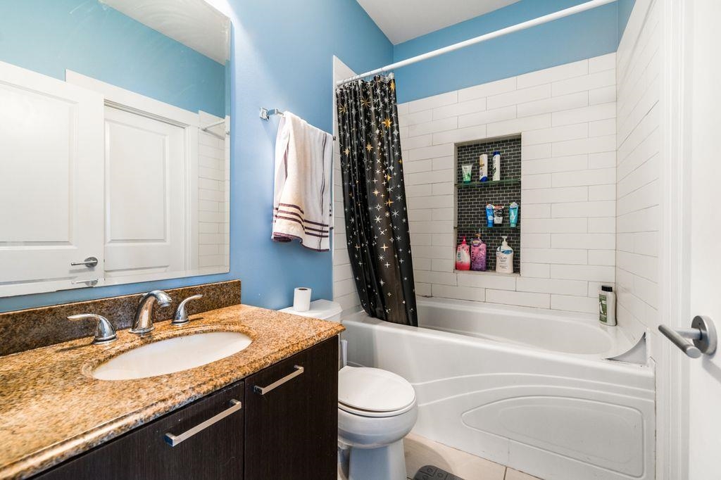 Family Room Photo of 439 13321 102a Avenue, Surrey, BC