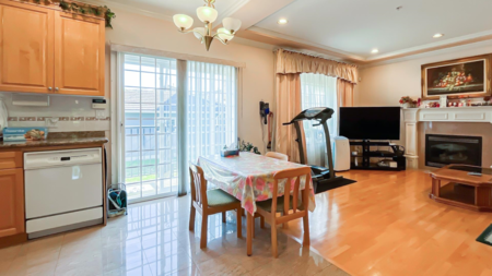 Kitchen Island Photo of 2802 E 45th Avenue, Vancouver, BC