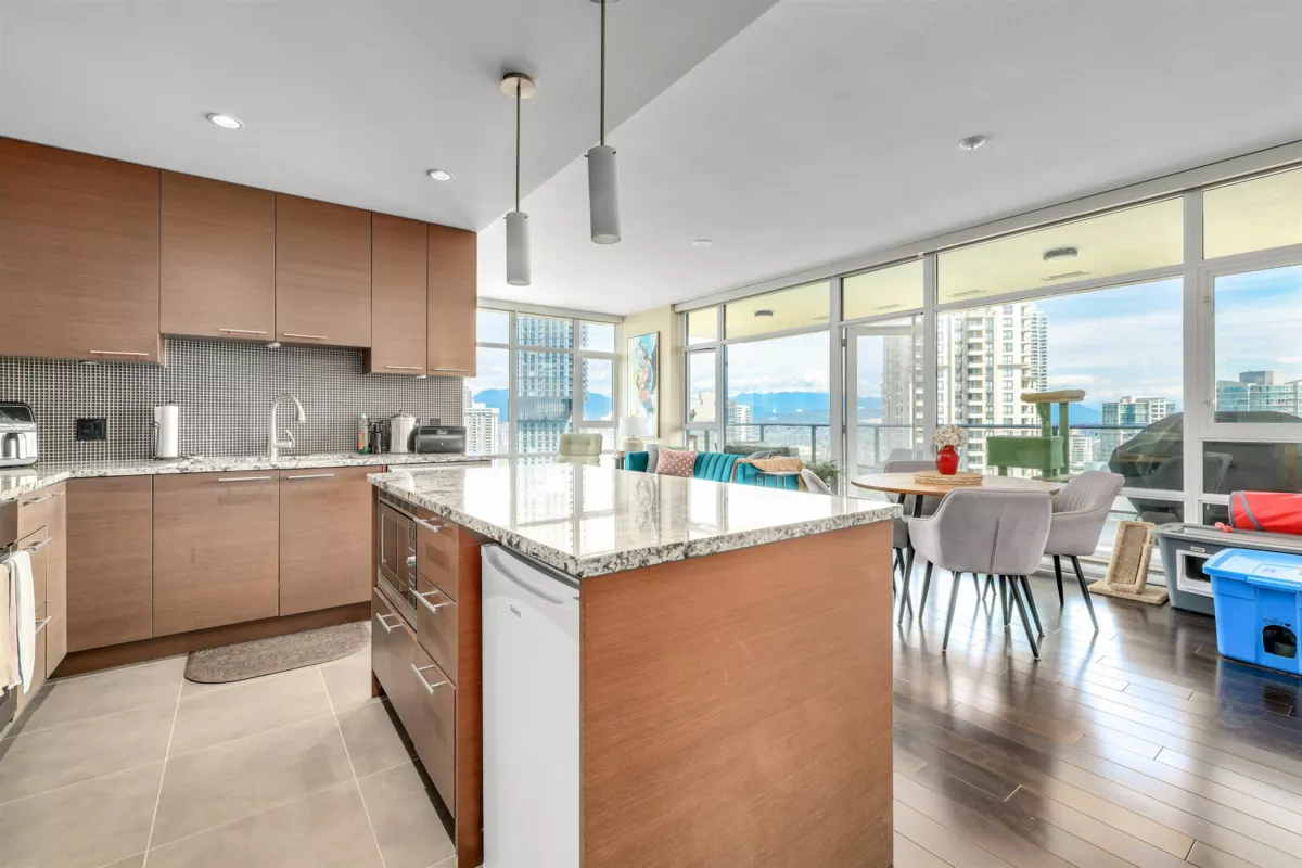 Walk-In Closet Photo of 1801 6168 Wilson Avenue, Burnaby, BC