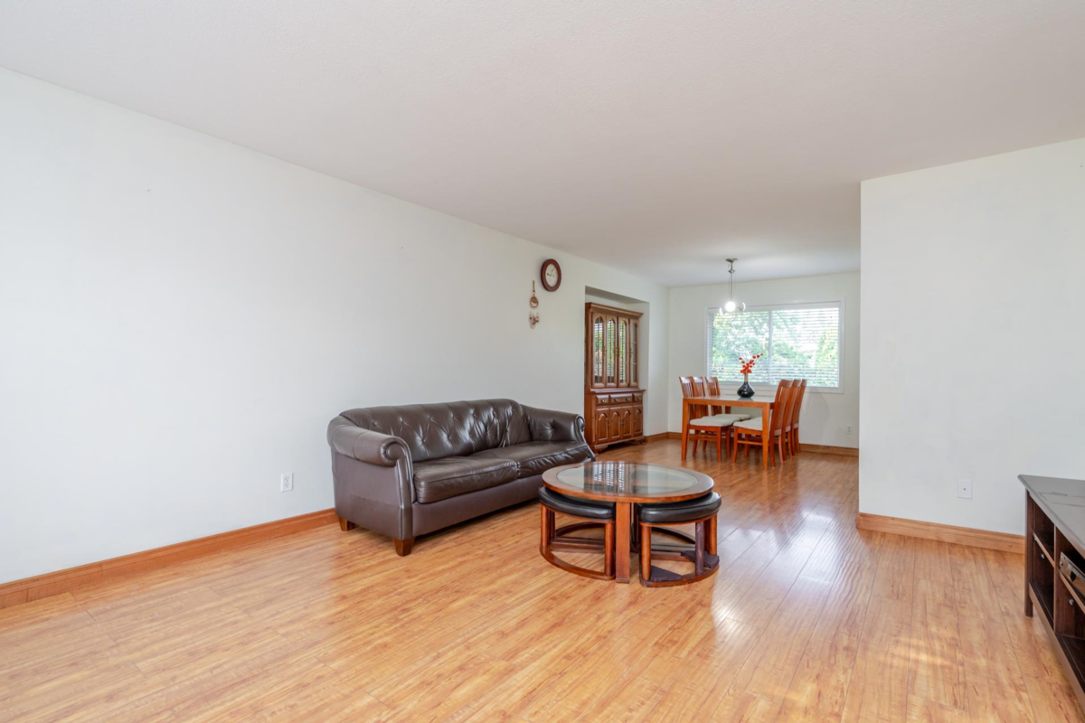 Kitchen Island Photo of 6051 Glenroy Drive, Chilliwack, BC