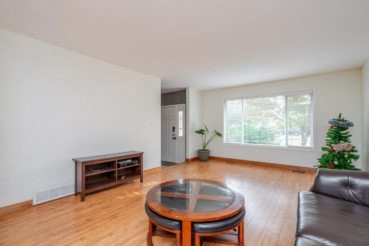 Kitchen Photo of 6051 Glenroy Drive, Chilliwack, BC