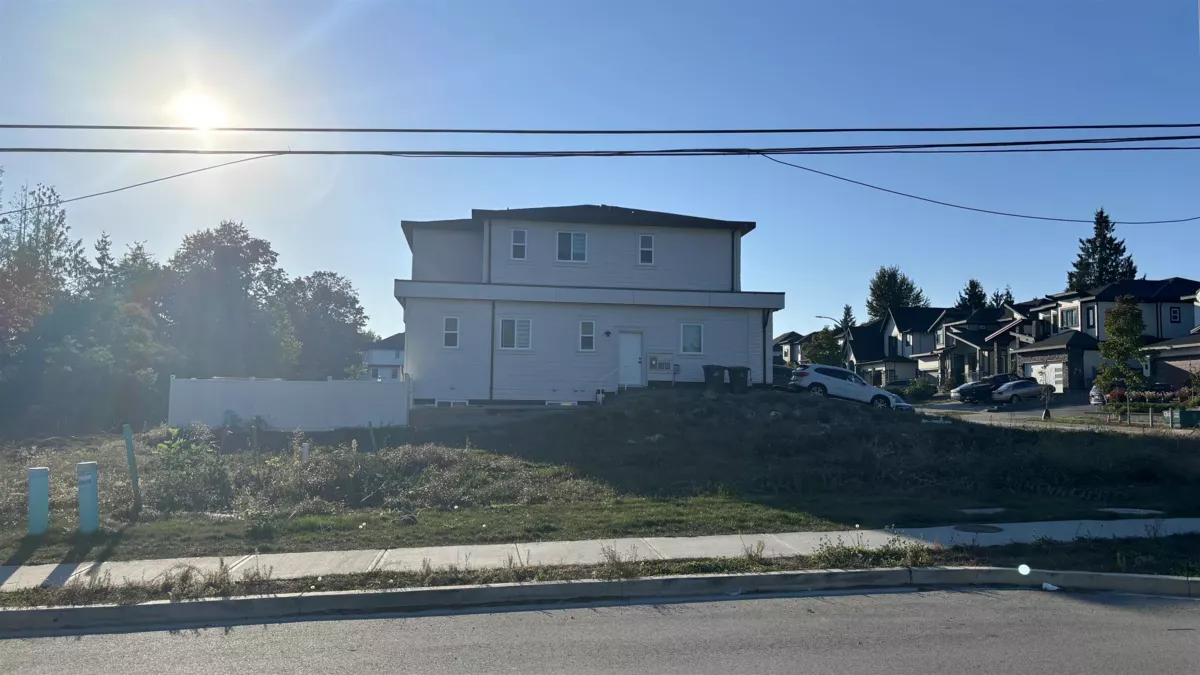Living Room Photo of 18998 62 Avenue, Surrey, BC
