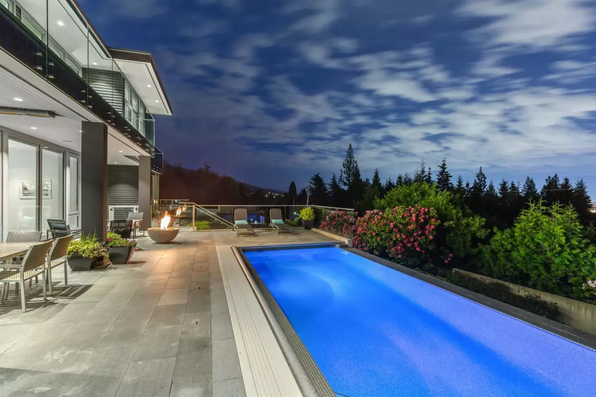 Hot Tub / Spa Photo of 1065 Groveland Road, West Vancouver, BC